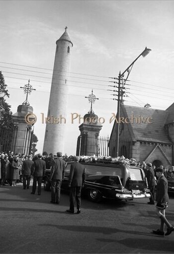 1959 Plymouth hearse - Ireland2.jpg