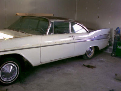 Daniel's Sport Fury hardtop
18 year old Daniel bought this car from California. It was missing the engine but he found one on Ebay from Texas. He started to work on the car and rebuilt the engine and brakes himself!  

